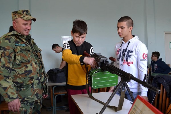 Военните показват различно въоръжение на ученици