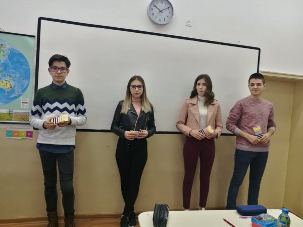 Зрелостници учиха петокласници на толерантност в МГ-то