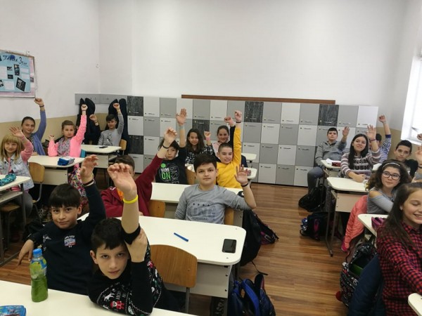 Зрелостници учиха петокласници на толерантност в МГ-то