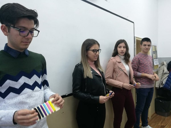 Зрелостници учиха петокласници на толерантност в МГ-то