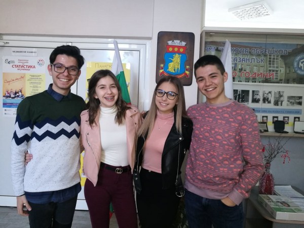 Зрелостници учиха петокласници на толерантност в МГ-то