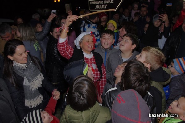 С дълги хора, ритуален огън и кукери, казанлъчани отбелязаха Сирни Заговезни