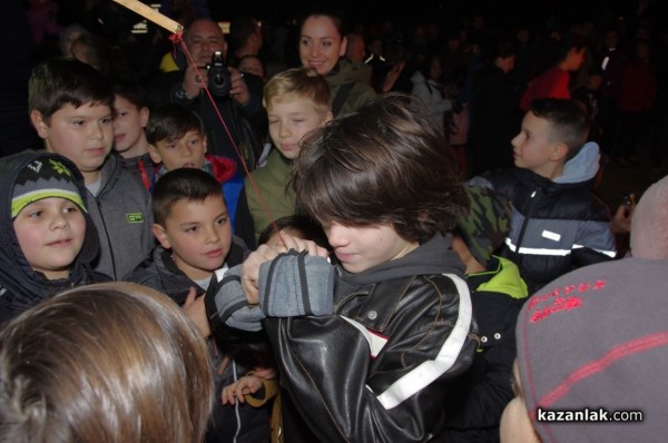 С дълги хора, ритуален огън и кукери, казанлъчани отбелязаха Сирни Заговезни