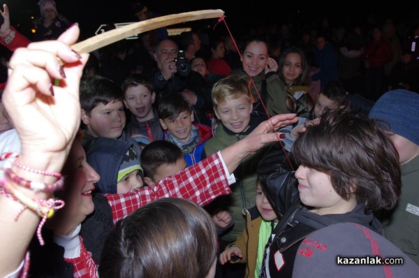 С дълги хора, ритуален огън и кукери, казанлъчани отбелязаха Сирни Заговезни