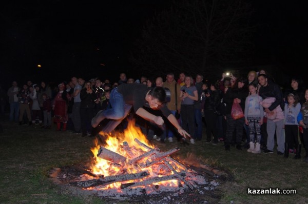 С дълги хора, ритуален огън и кукери, казанлъчани отбелязаха Сирни Заговезни