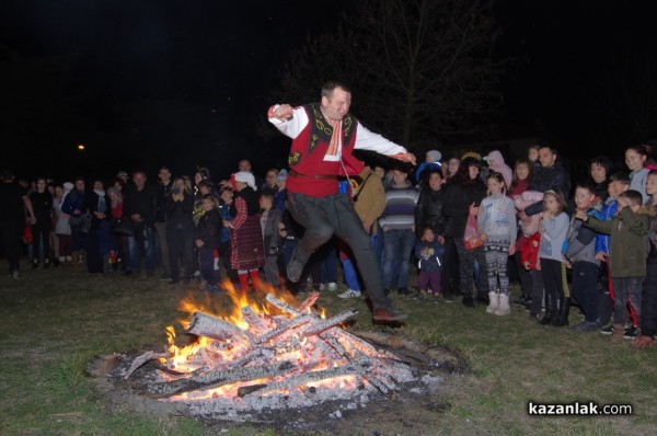 С дълги хора, ритуален огън и кукери, казанлъчани отбелязаха Сирни Заговезни