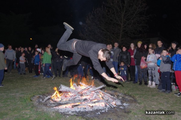 С дълги хора, ритуален огън и кукери, казанлъчани отбелязаха Сирни Заговезни