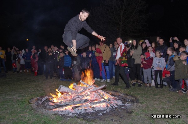 С дълги хора, ритуален огън и кукери, казанлъчани отбелязаха Сирни Заговезни