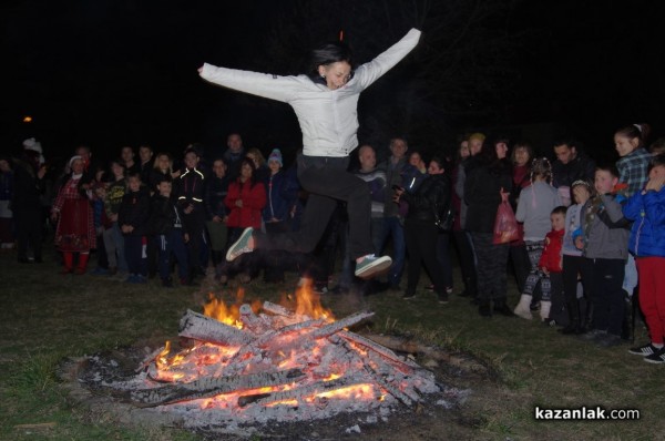С дълги хора, ритуален огън и кукери, казанлъчани отбелязаха Сирни Заговезни