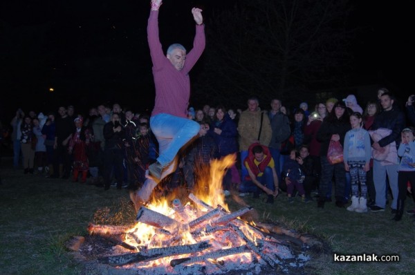 С дълги хора, ритуален огън и кукери, казанлъчани отбелязаха Сирни Заговезни