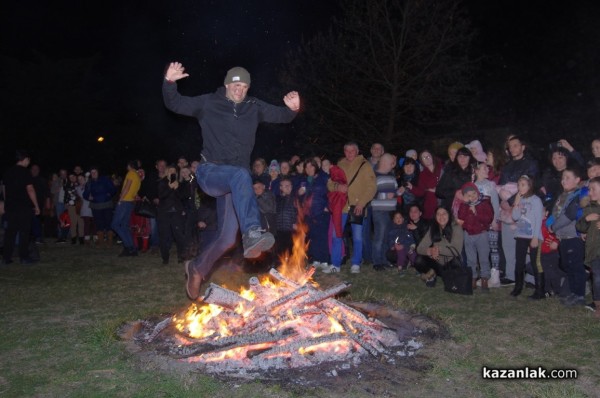 С дълги хора, ритуален огън и кукери, казанлъчани отбелязаха Сирни Заговезни