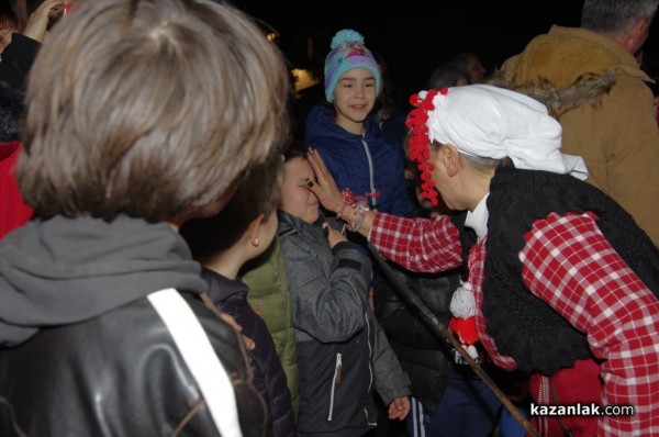 С дълги хора, ритуален огън и кукери, казанлъчани отбелязаха Сирни Заговезни