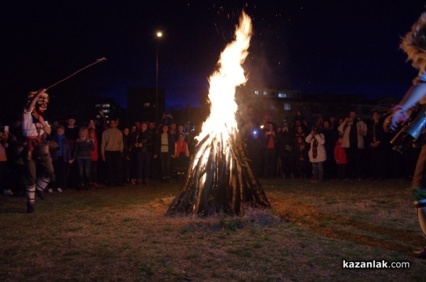 С дълги хора, ритуален огън и кукери, казанлъчани отбелязаха Сирни Заговезни