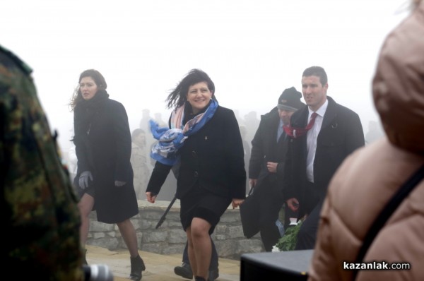 Караянчева от Шипка: Нека поставим стрък цвете на тази светиня