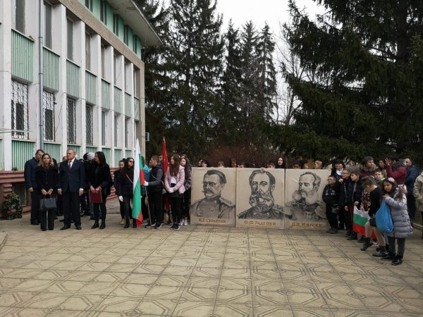 Енина отбеляза подобаващо 3 март