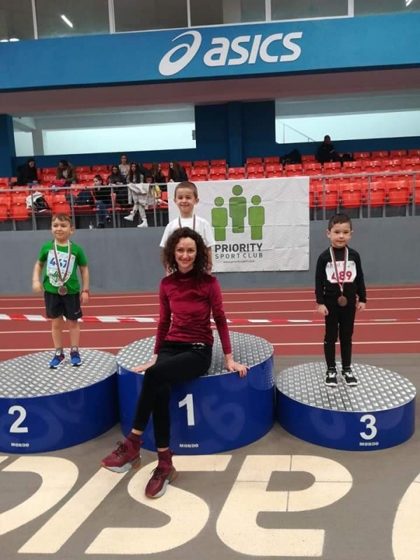 Двама малки лекоатлети се върнаха със златни медали от турнир в София