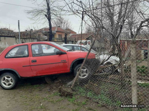 БМВ и Корса влетяха в двор