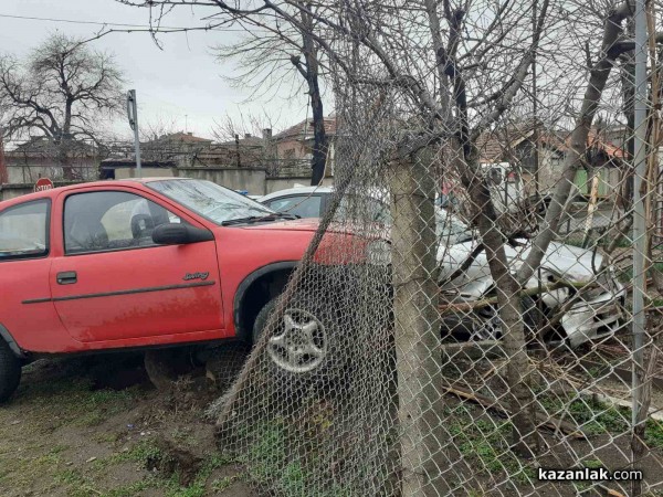 БМВ и Корса влетяха в двор