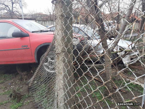БМВ и Корса влетяха в двор