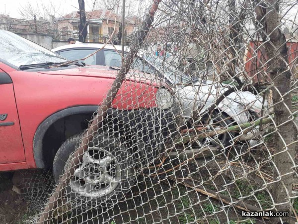 БМВ и Корса влетяха в двор