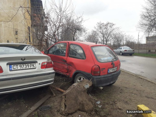 БМВ и Корса влетяха в двор