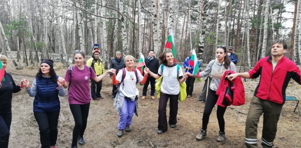 Туристи отбелязаха Националния празник с поход до върха