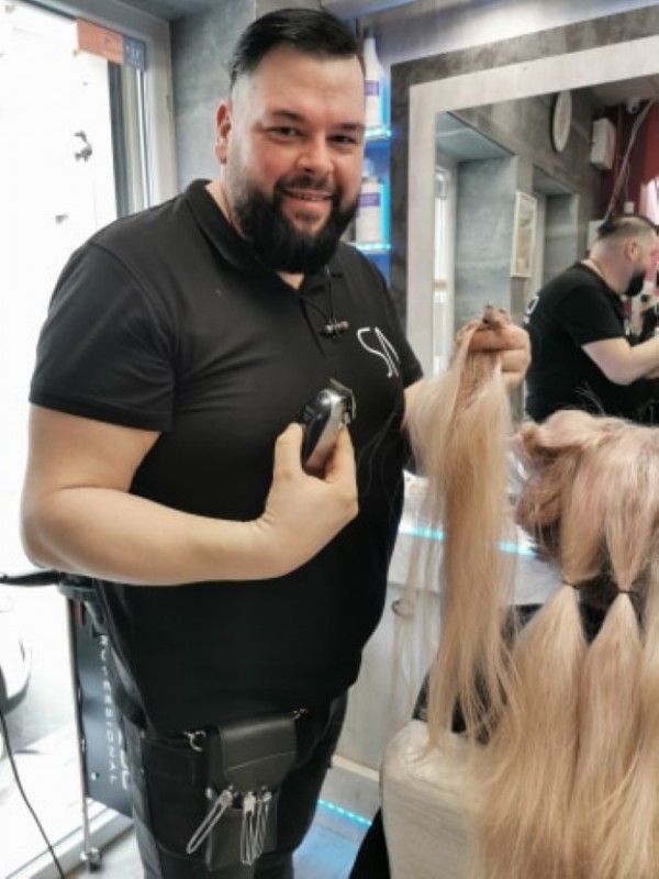 Първата дарителка за „Надеждата е красива“ отново е на фризьорския стол