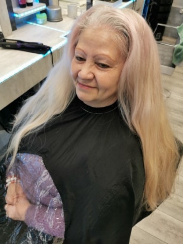 Първата дарителка за „Надеждата е красива“ отново е на фризьорския стол