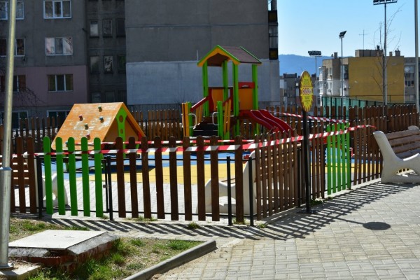 Ограничен е достъпа и до детските площадки