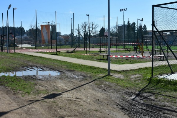 Ограничен е достъпа и до детските площадки