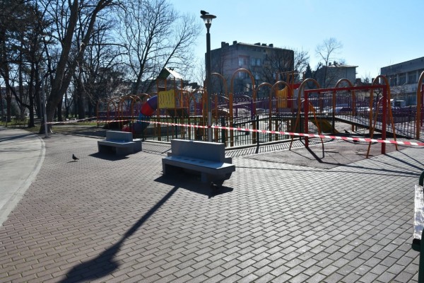 Ограничен е достъпа и до детските площадки