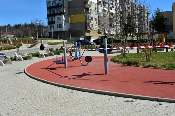 Ограничен е достъпа и до детските площадки