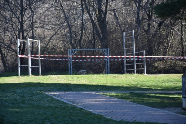 Ограничен е достъпа и до детските площадки