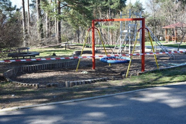 Ограничен е достъпа и до детските площадки