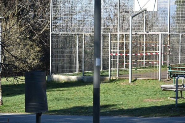 Ограничен е достъпа и до детските площадки