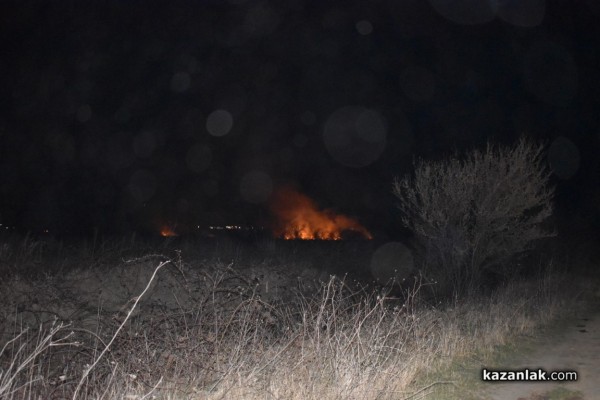 Пламъци край Казанлък вдигнаха по тревога огнеборците