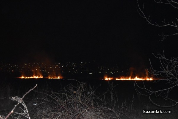 Пламъци край Казанлък вдигнаха по тревога огнеборците