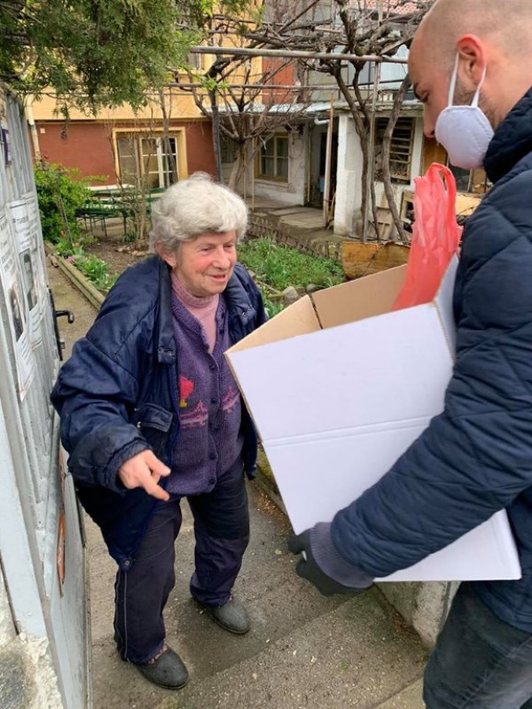 “С любов“ помага да нуждаещи се