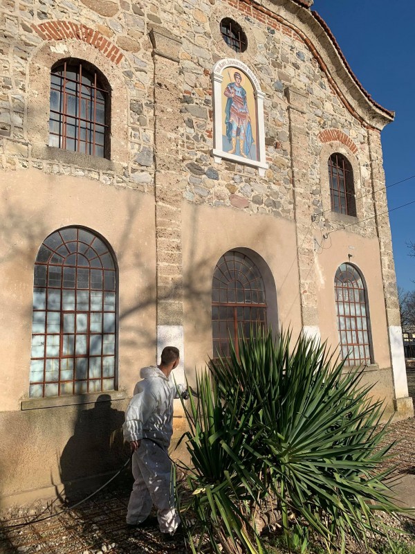 Община Казанлък дезинфекцира църкви и улици за Великден