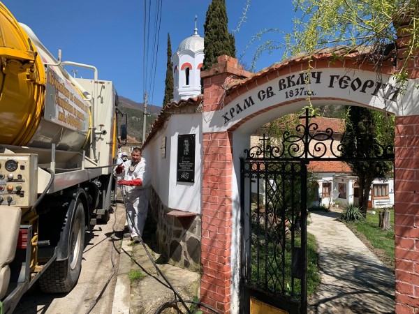 Община Казанлък дезинфекцира църкви и улици за Великден
