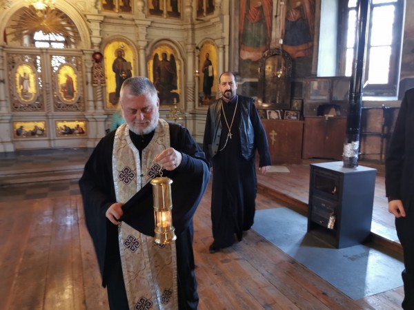 Митрополит Киприан взе частица от Благодатния огън, съхраняван в Девическия манастир в Казанлък