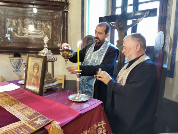 Митрополит Киприан взе частица от Благодатния огън, съхраняван в Девическия манастир в Казанлък