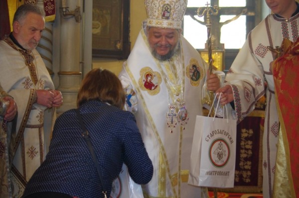 На Томина Неделя митрополит Киприан отслужи Златоустова литургия в Казанлък