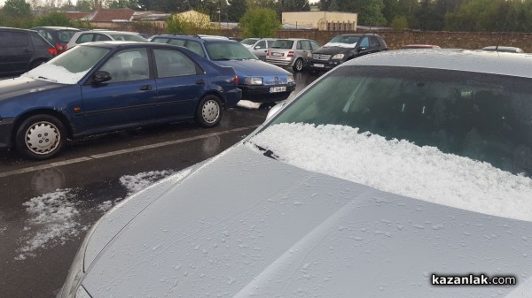 Ситна градушка покри части от Казанлък. Водата блокира част от бул. “Княз Ал. Батенберг“