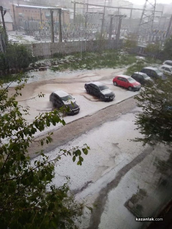 Ситна градушка покри части от Казанлък. Водата блокира част от бул. “Княз Ал. Батенберг“