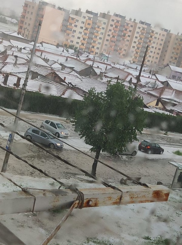 Ситна градушка покри части от Казанлък. Водата блокира част от бул. “Княз Ал. Батенберг“