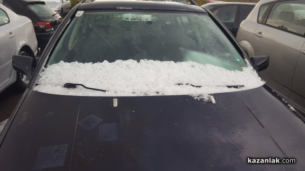 Ситна градушка покри части от Казанлък. Водата блокира част от бул. “Княз Ал. Батенберг“