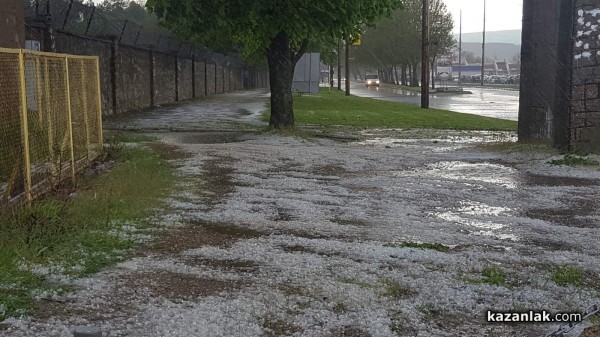 Ситна градушка покри части от Казанлък. Водата блокира част от бул. “Княз Ал. Батенберг“