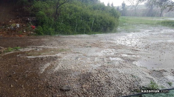 Ситна градушка покри части от Казанлък. Водата блокира част от бул. “Княз Ал. Батенберг“