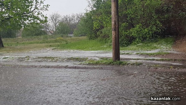 Ситна градушка покри части от Казанлък. Водата блокира част от бул. “Княз Ал. Батенберг“
